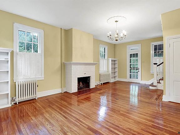 3rd image of 987 Brockie Ln