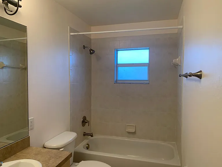 2221 NE 15th Ln — Photo 12