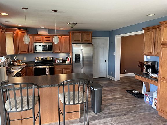 3rd image of 137 Rosehill Dr