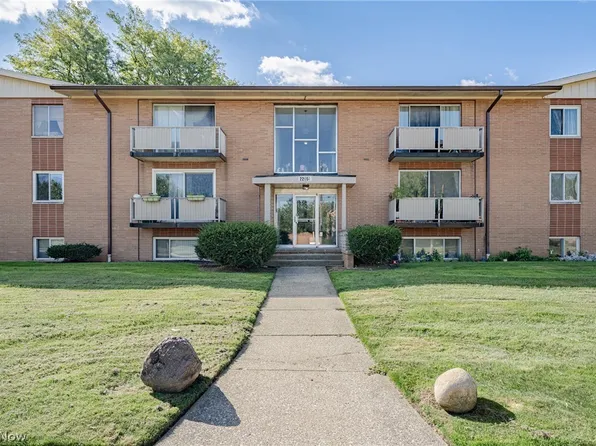 22051 River Oaks Dr APT B11, Rocky River, OH 44116