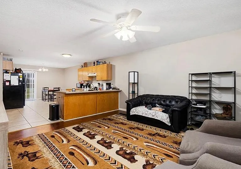 1228 Southwood St — Photo 3