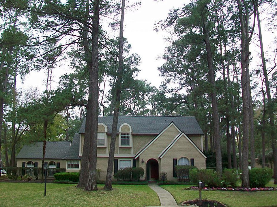AWESOME CURB APPEAL, WOODED CORNER LOT W/POOL & SOLAR GATE DRIVE WAY