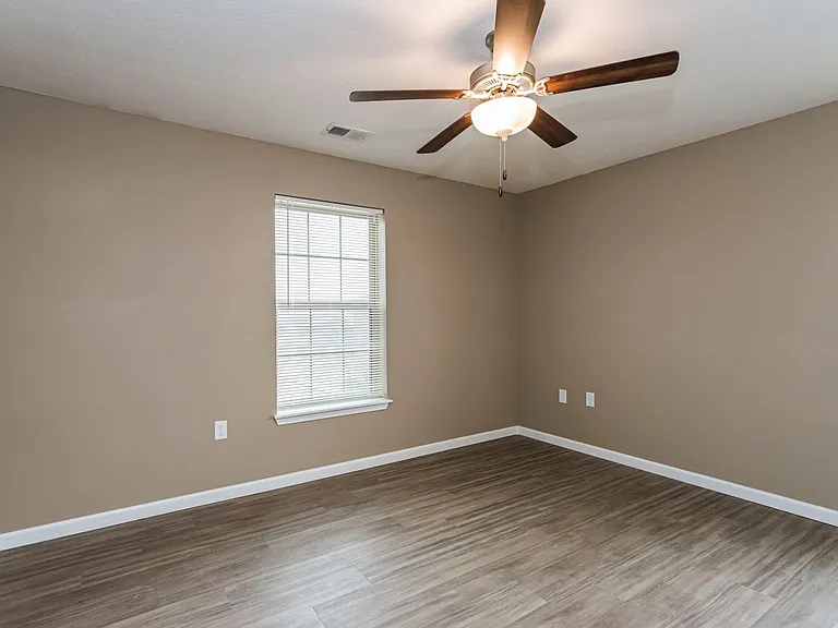 Greenbrier Apartments — Photo 37