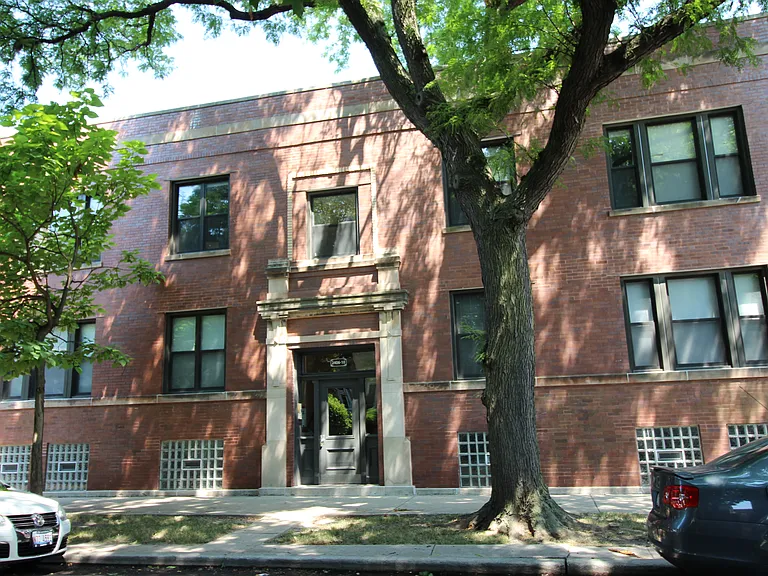 2410 W Winnemac Ave — Photo 1