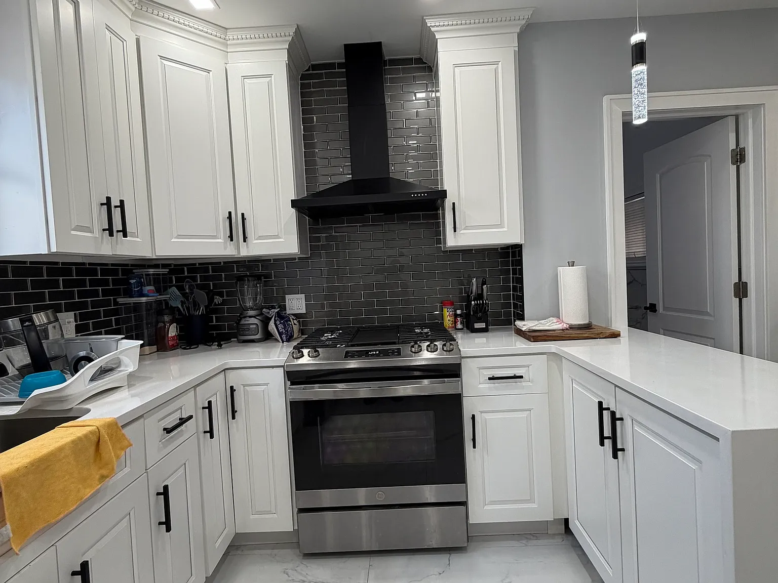 3 bed, 1.0 bath, 2640 sqft, $2,600 — Photo 3