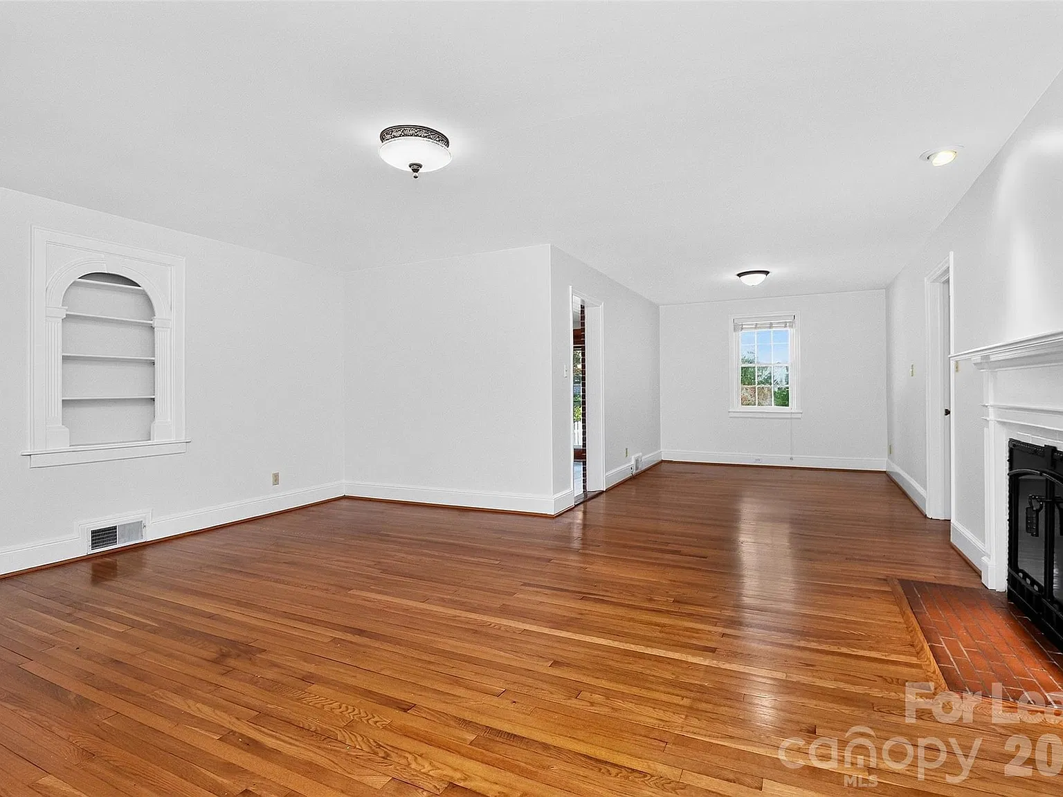 3 bed, 2.0 bath, 1859 sqft, $2,800 — Photo 2