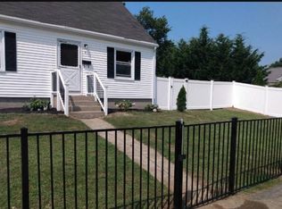 4 Village Ln, Middletown, RI 02842