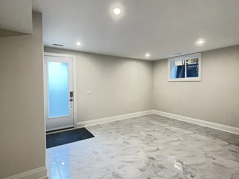 165 Manning Ave #BASEMENT — Photo 3