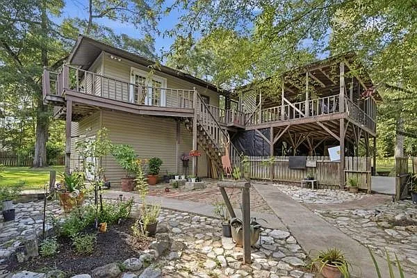 3 bed, 2.0 bath, 1440 sqft, $2,300 — Photo 1