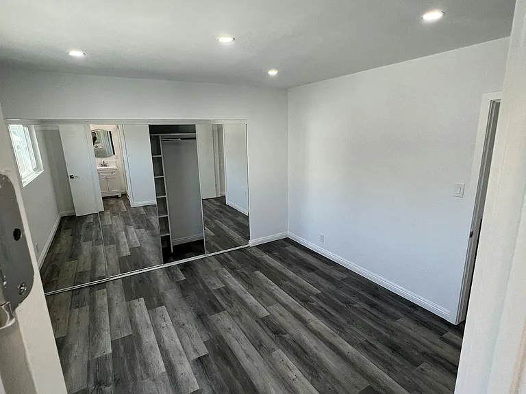 1030 E 2nd St #12 — Photo 17