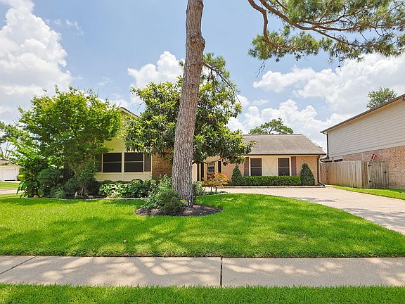 3rd image of 8638 Lake Crystal Dr