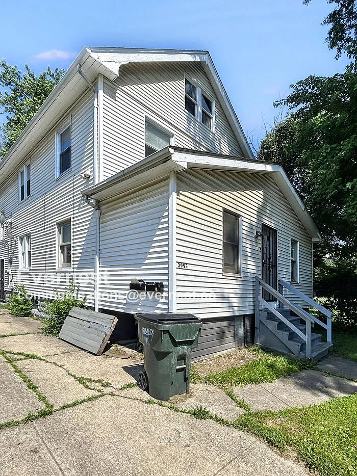 3 bed, 1.0 bath, 864 sqft, $950 — Photo 2