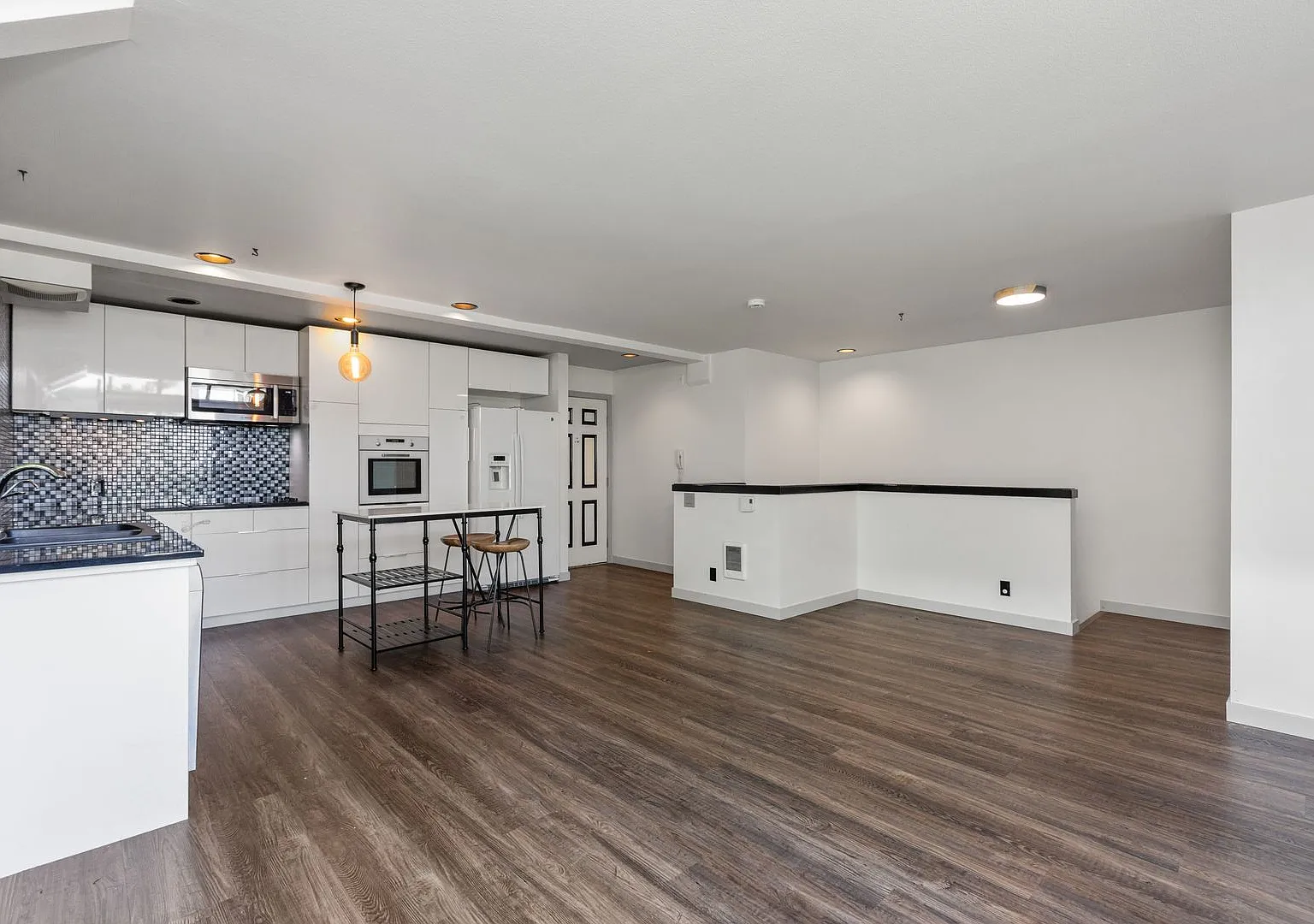 2-Bedroom Queen Anne Condo with Secured Parking — Photo 4