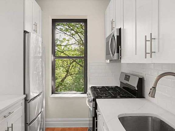 3rd image of 961 Washington Ave APT 4E