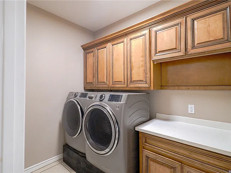 6842 Old Square Dr — Photo 14