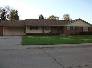 1620 Crestmoor Dr, Hastings, NE 68901