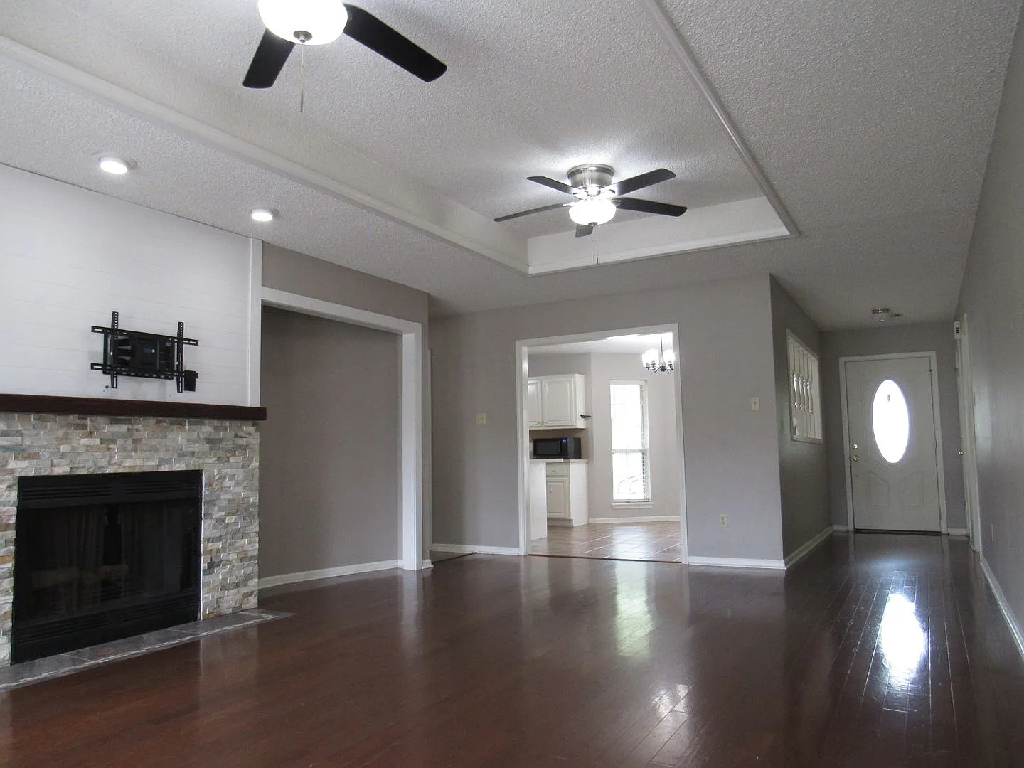 3 bed, 2.0 bath, 1849 sqft, $1,825 — Photo 3