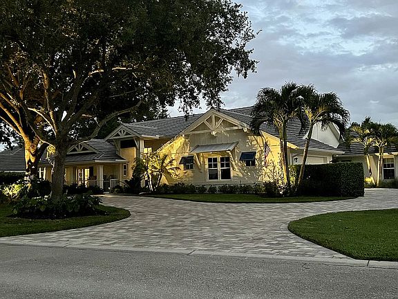 3rd image of 813 Bentwood Dr