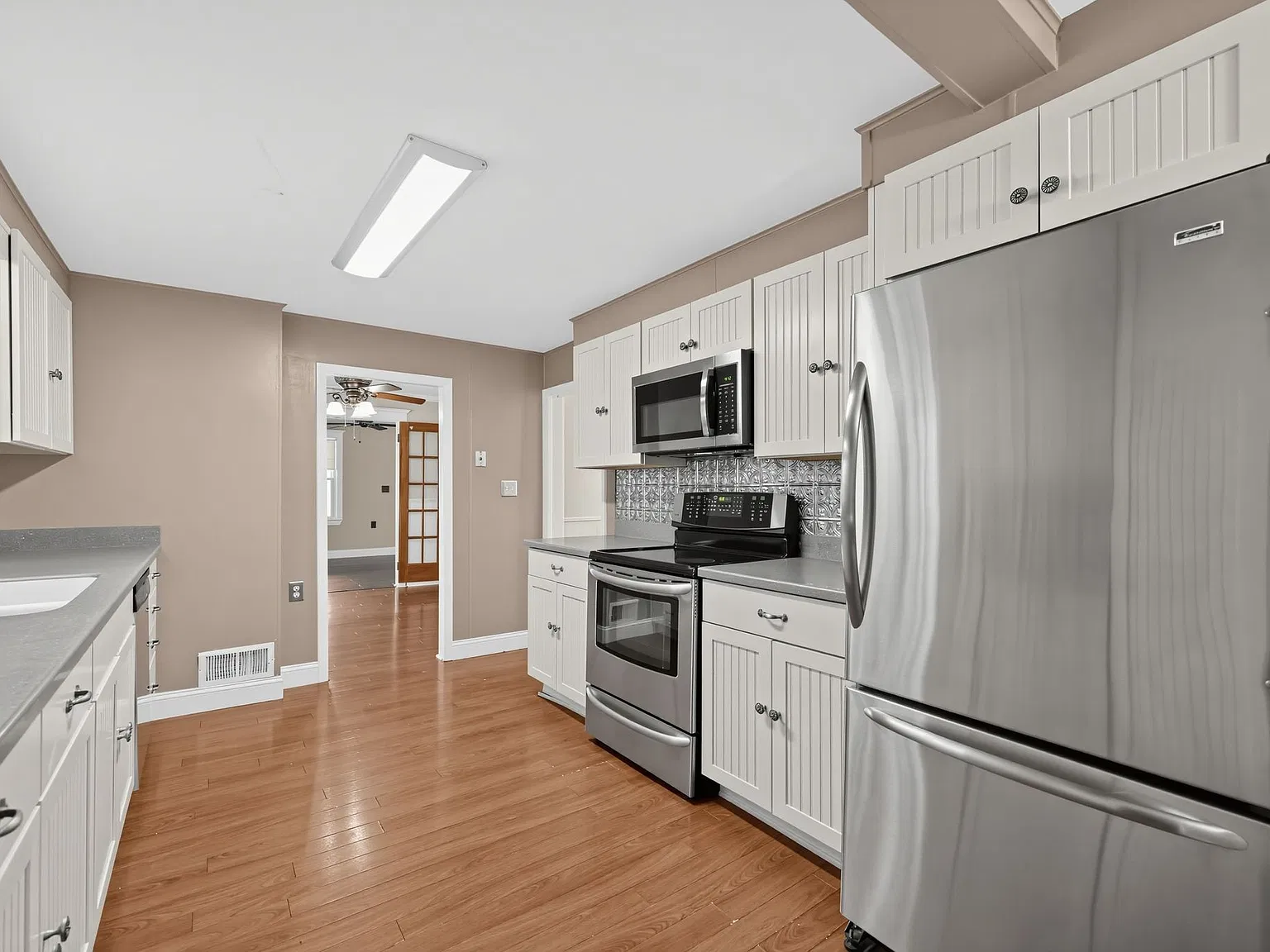 Clean and Cozy 2 Bed w/ high ceiling/classic finishes/basement — Photo 3