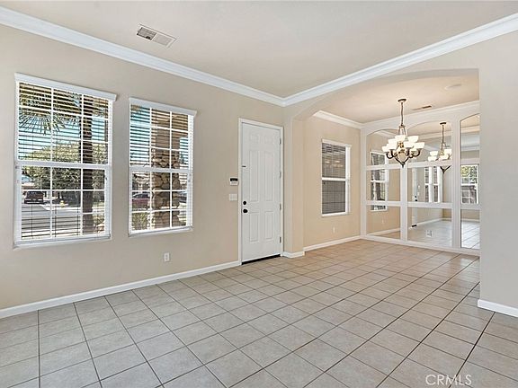 5th image of 2579 Warner Ave