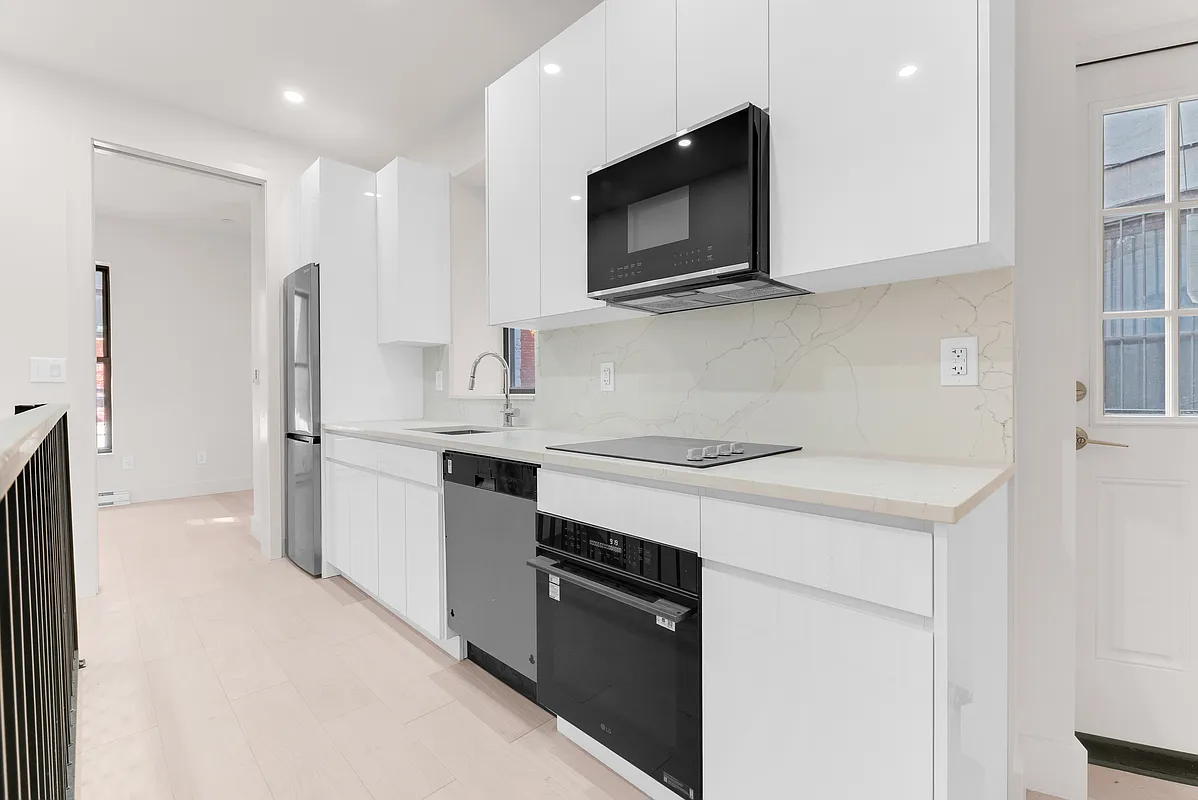 220 Saint James Place 1R