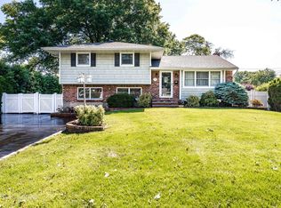 11 Magnolia Dr, Commack, NY 11725