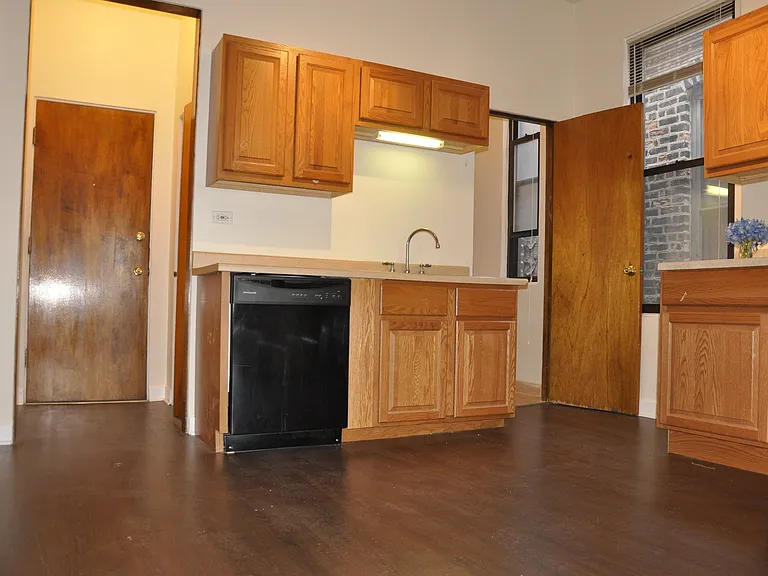 2326 W 24th St — Photo 3