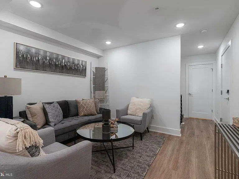 1931 E Huntingdon St #1 — Photo 2