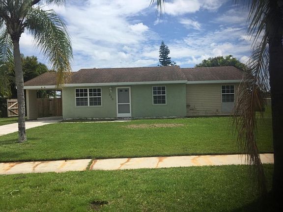 4th image of 320 NE Camelot Dr