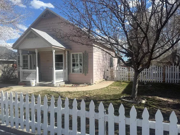 314 W Maple St, Rawlins, WY 82301