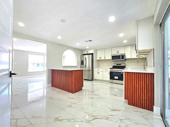 3rd image of 7715 Cherrytree Ln