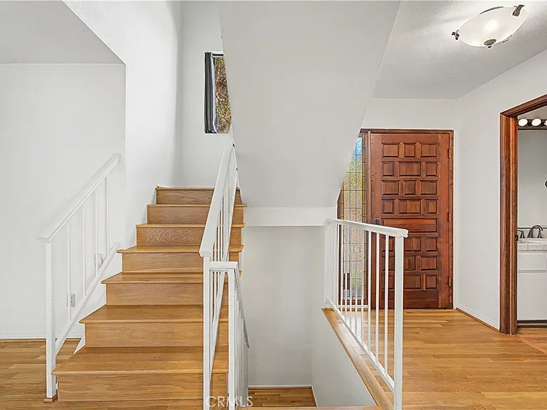 214 Topaz St — Photo 2