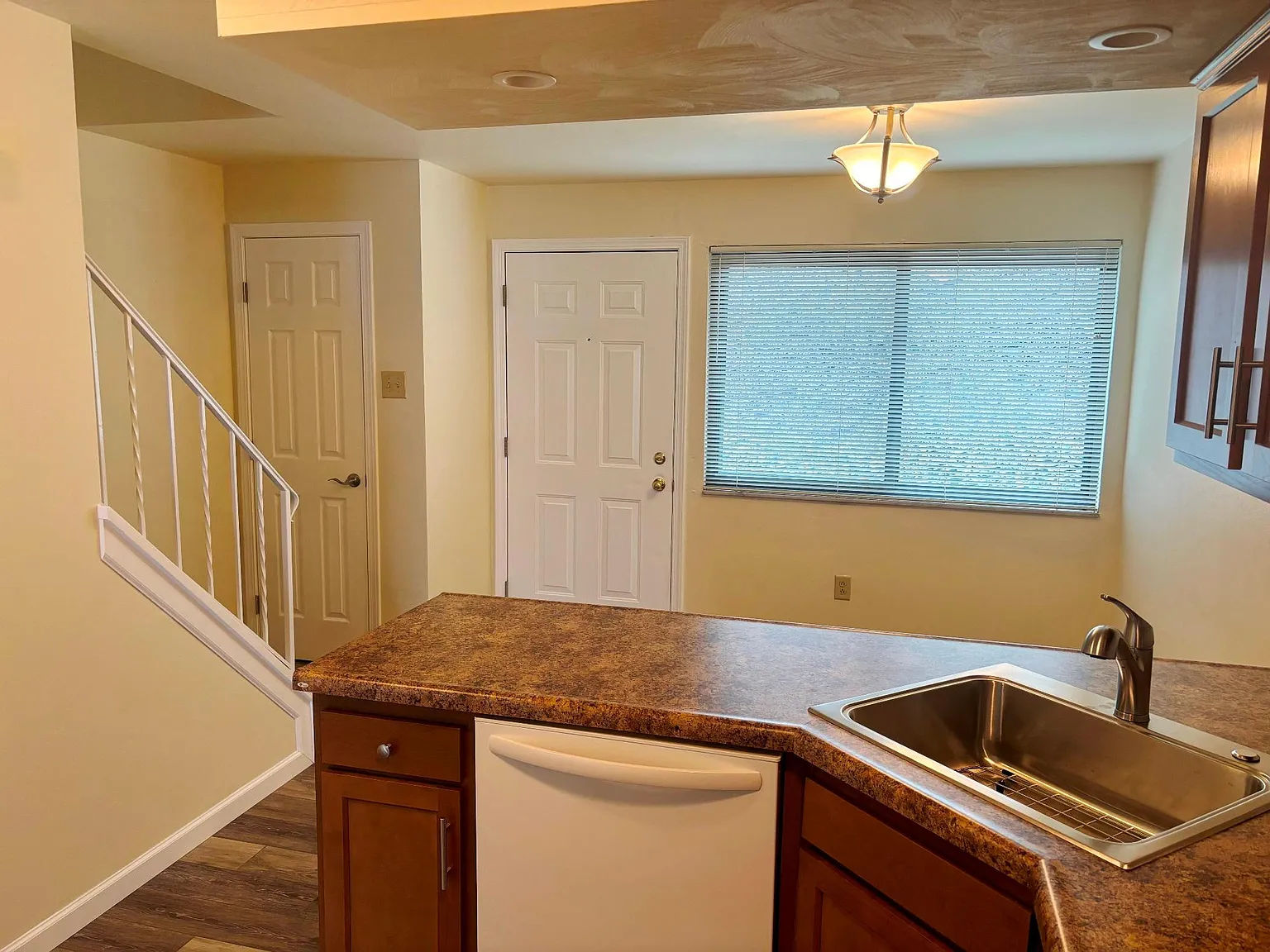 1222 Frank Ave — Photo 3