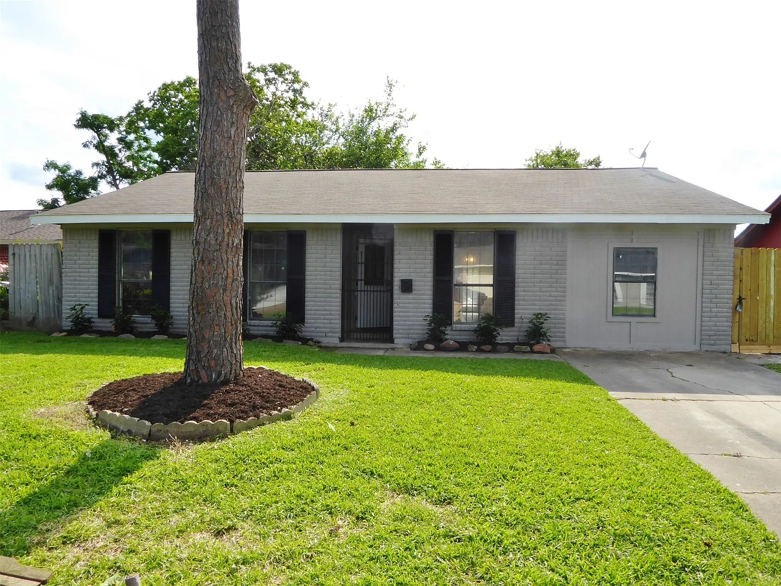 4 bed, 1.5 bath, 1469 sqft, $1,650 — Photo 1