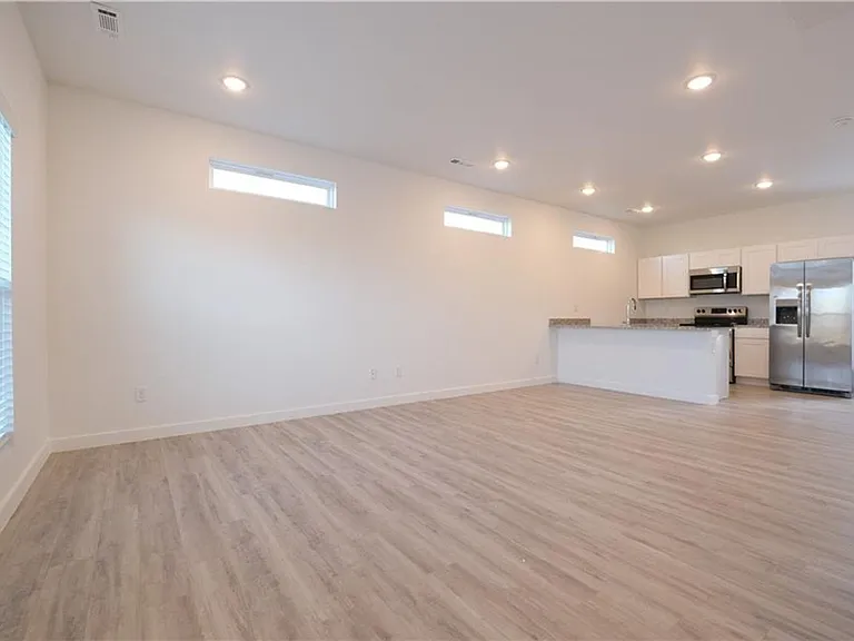 1081 Boardwalk Ave — Photo 4