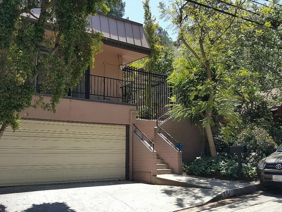 8640 Lookout Mountain Ave