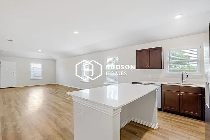 4 bed, 2.0 bath, 1571 sqft, $1,649 — Photo 4
