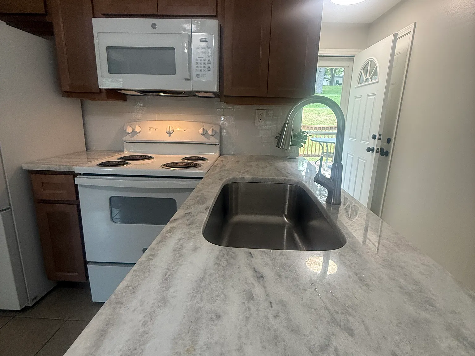 249 W J St — Photo 2