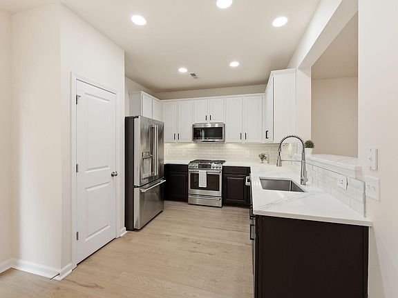 2nd image of 3318 Conservancy Ln