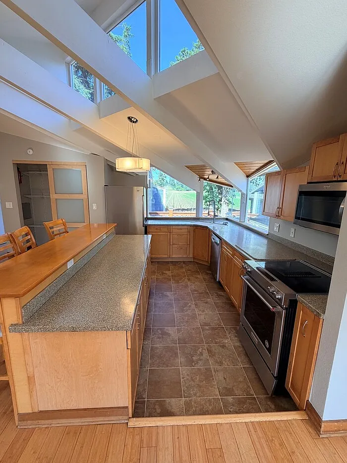 3 bed, 2.0 bath, 1848 sqft, $2,995 — Photo 4