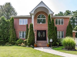 30 Beechwood Dr, Glen Head, NY 11545