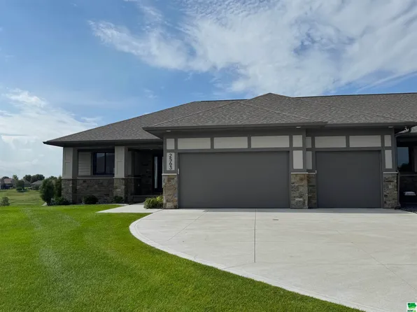 2563 Insignia Cir, Sioux City, IA 51106