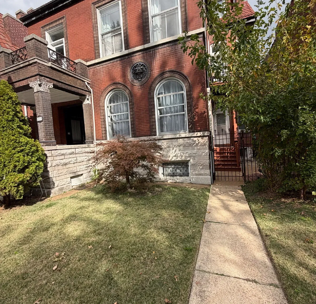 "Charming historic 3-Bed St. Louis Multiplex with Elegant Hardwood Floors!" — Photo 2