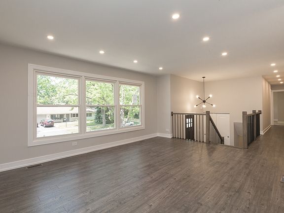 4th image of 7021 Hawthorne Ln