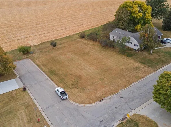 809 Crestview Dr, Traer, IA 50675