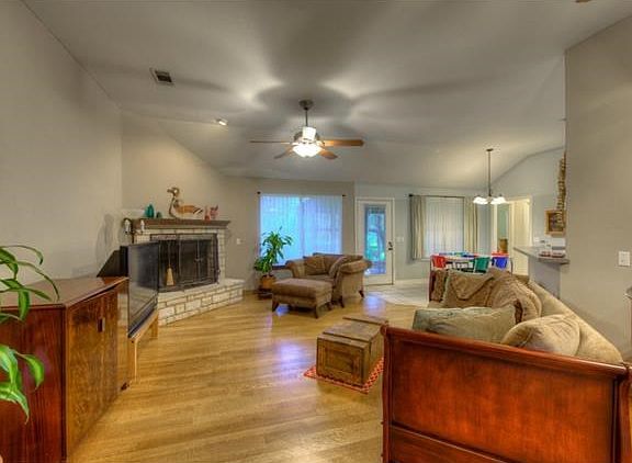 4th image of 102 S Cowal Dr