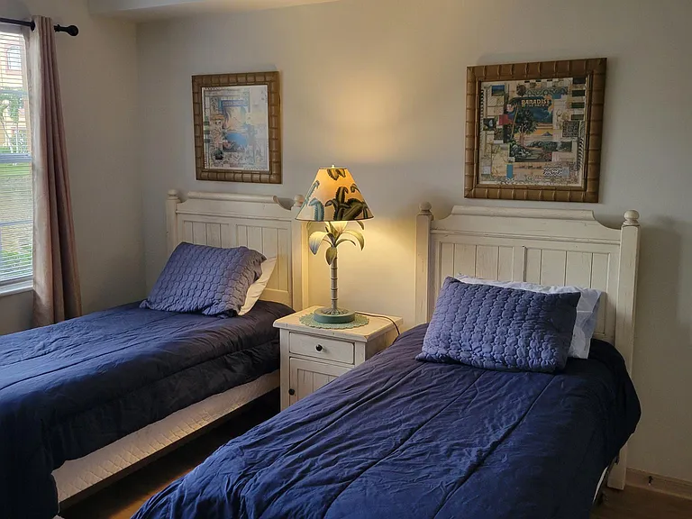 Second bedroom with two twin beds