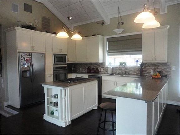  LOVE this beautiful kitchen! Great for entertaining!