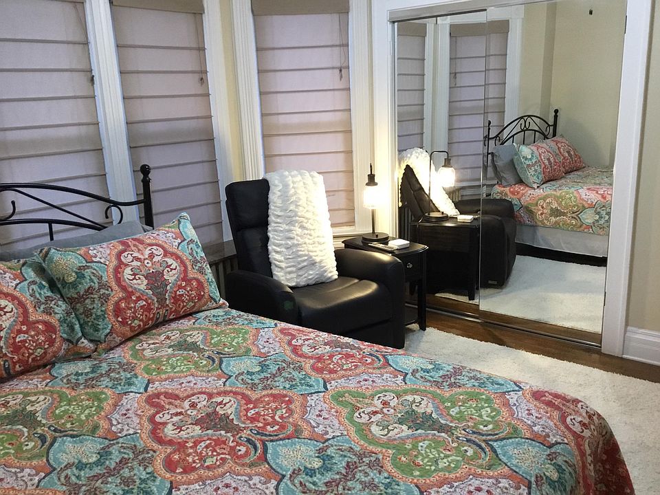 Very clean studio apartment.