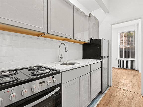 3rd image of 205 W 20th St #1A